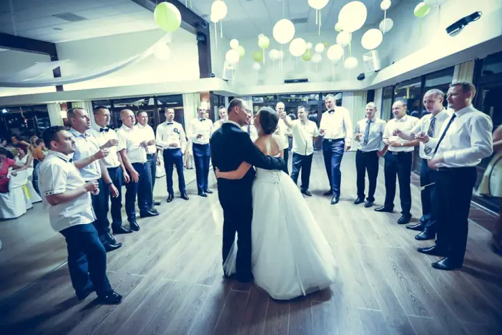 Pierwszy taniec w kręgu gości, balony pod sufitem